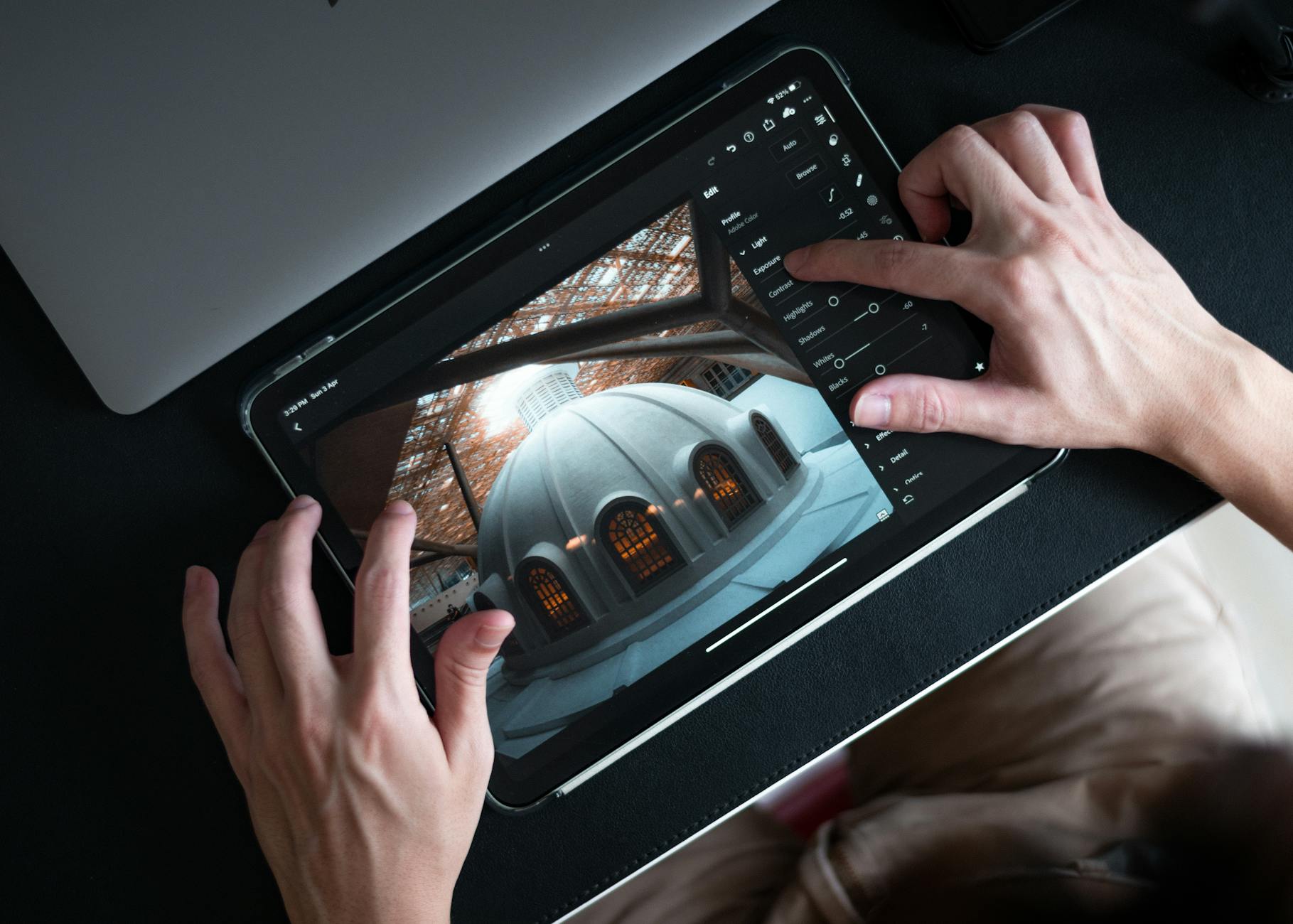 Edycja zdjęcia architektury na tablecie w Lightroomie