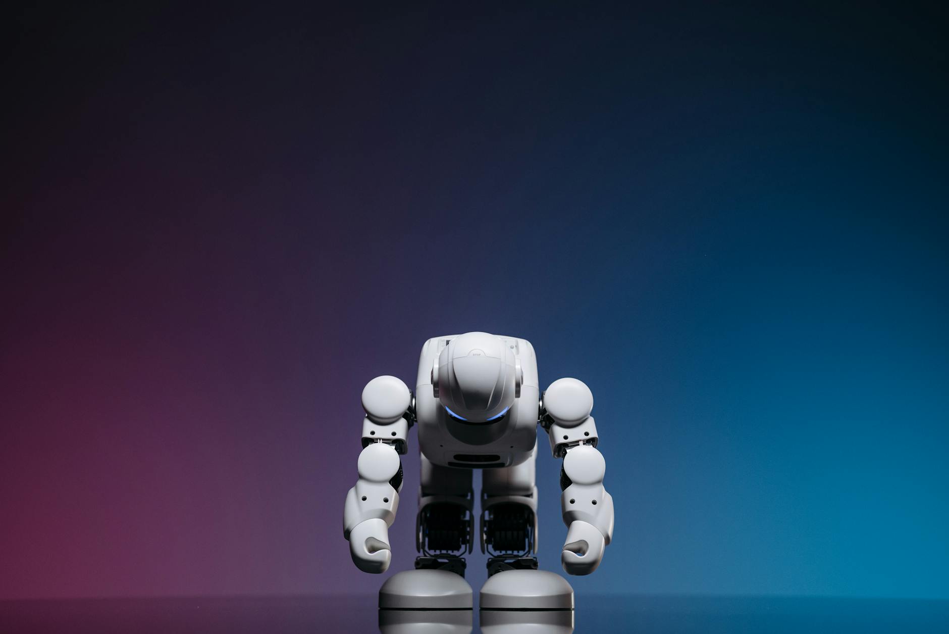 Biały humanoidalny robot skłaniający się na futurystycznym tle