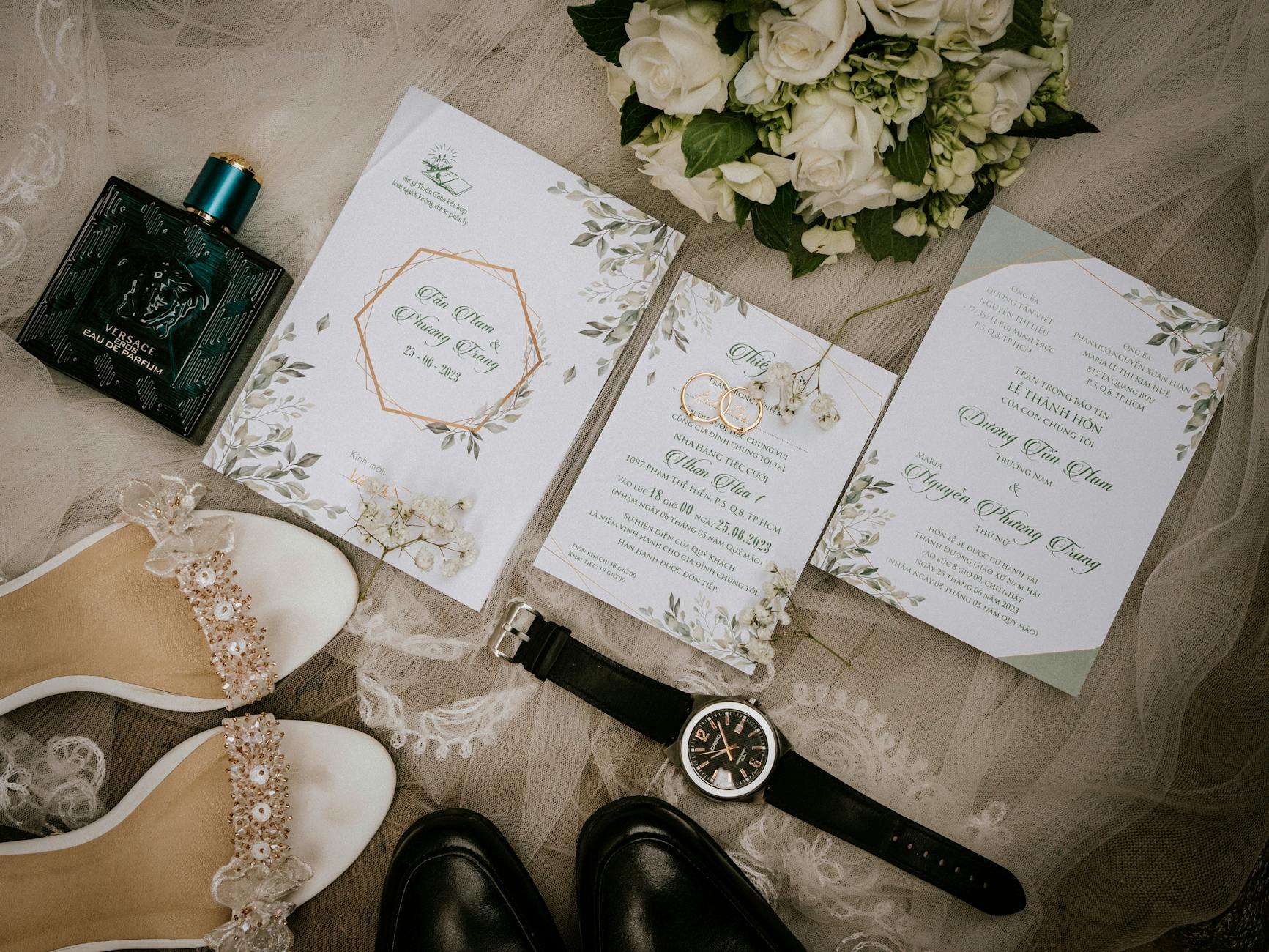 Ślubny flat lay z butami panny młodej, obrączkami i bukietem
